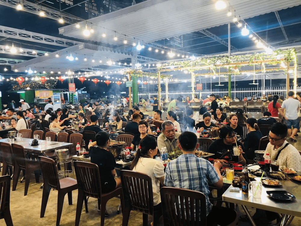 Buffet KCX có không gian rộng, phù hợp cho gia đình hoặc nhóm đông người (Nguồn: Buffet Hải sản KCX Quận 7)